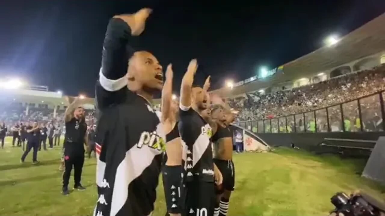 Jogador puxando grito de "Casaca" após vitória em São Januário - Vasco 3x0 Operário