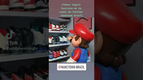 Super Mario bros escolhendo o seu par de tênis Nike Jordan