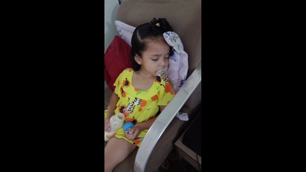 Laura está se arrumando para ir à escola. #laura #familia #jesus #amor #crianças
