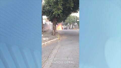 Gov. Valadares: carro é totalmente destruído após pegar fogo