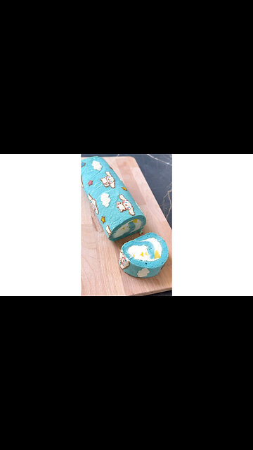 Look at this BLUE CINNAMON SWISS ROLL💙🍰