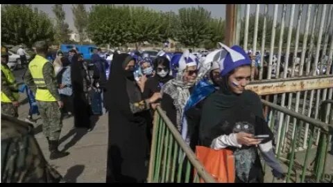 Iranianas são autorizadas a assistir partida de futebol pela 1ª vez em 40 anos