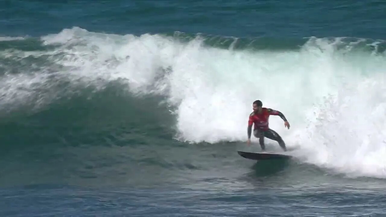 Italo Ferreira arrebentando no Rip Curl Pro Bells Beach na Austrália