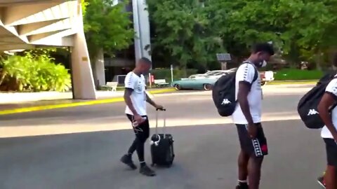 Vasco saindo do hotel rumo ao estádio do Defensa y Justicia
