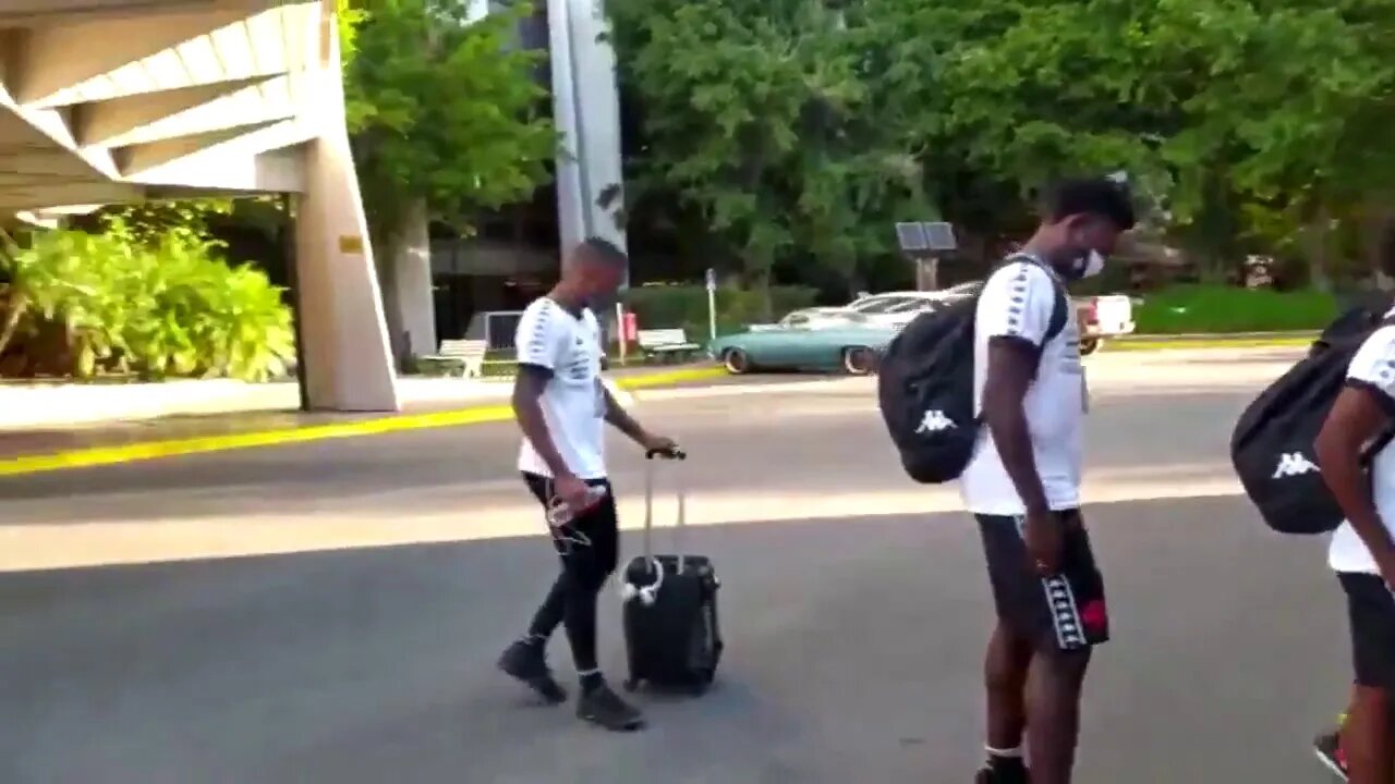 Vasco saindo do hotel rumo ao estádio do Defensa y Justicia