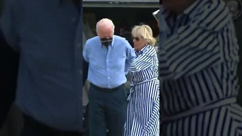 Biden loses a fight with his jacket