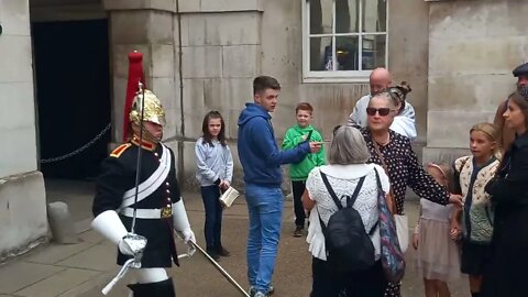 falmale kings guard shouts make way and pushes through crowd #horseguardsparade