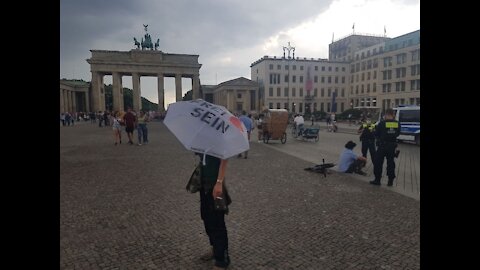 BERLIN 05.08.21: (Un-?)erwünschtes Schilderhochhalten und Tanzen mit Querdenken-615