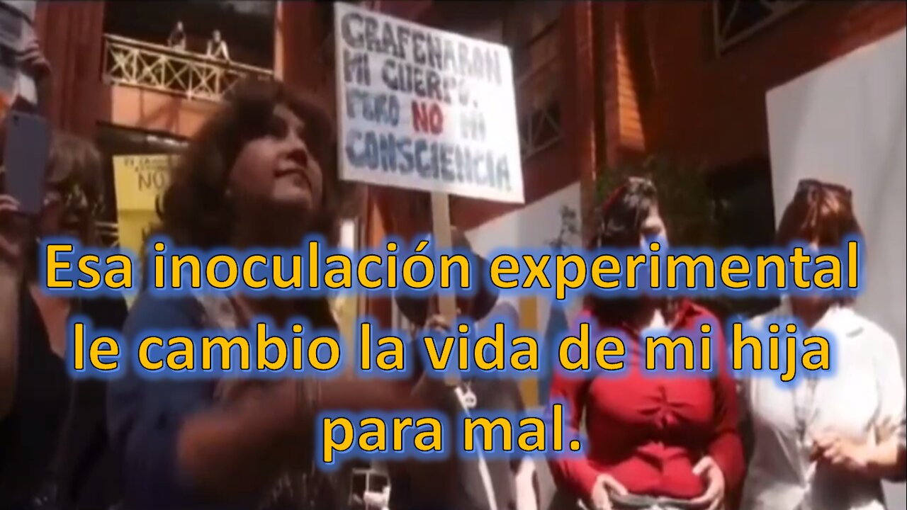 Mujer muestra los efectos de la inoculación experimental de su hija en Chile.