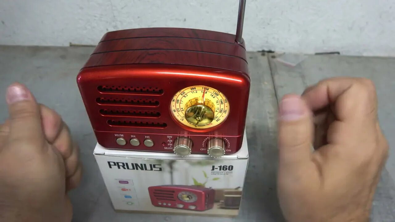 Prunus J 160 Shortwave Radio. A neat retro looking radio.