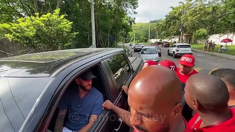 Torcida do Flamengo cobrando jogadores no Ninho do Urubu