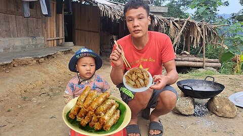 Make simple fried food from instant noodles mixed with eggs and ENJOY with your BABY