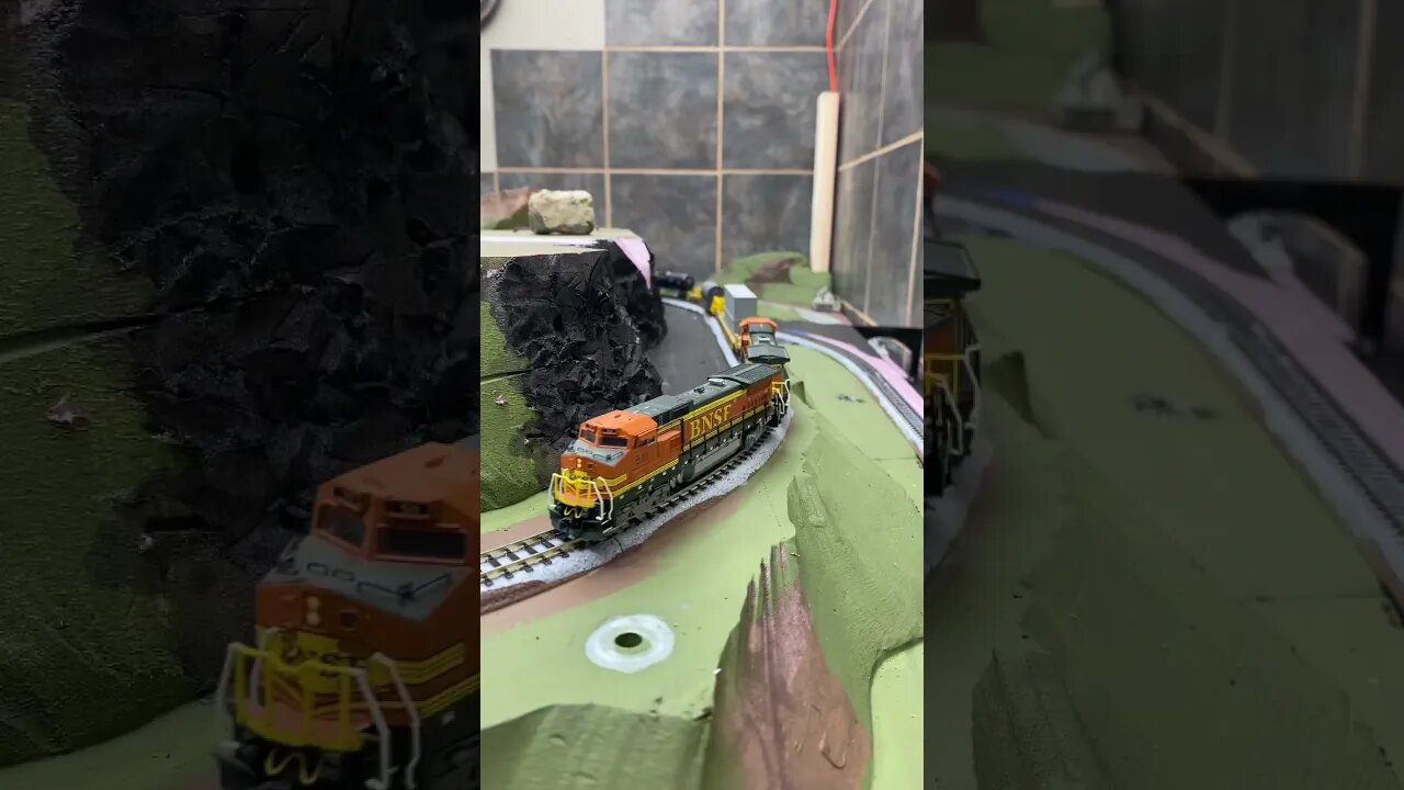 N scale BNSF Dash8s rounding the pass