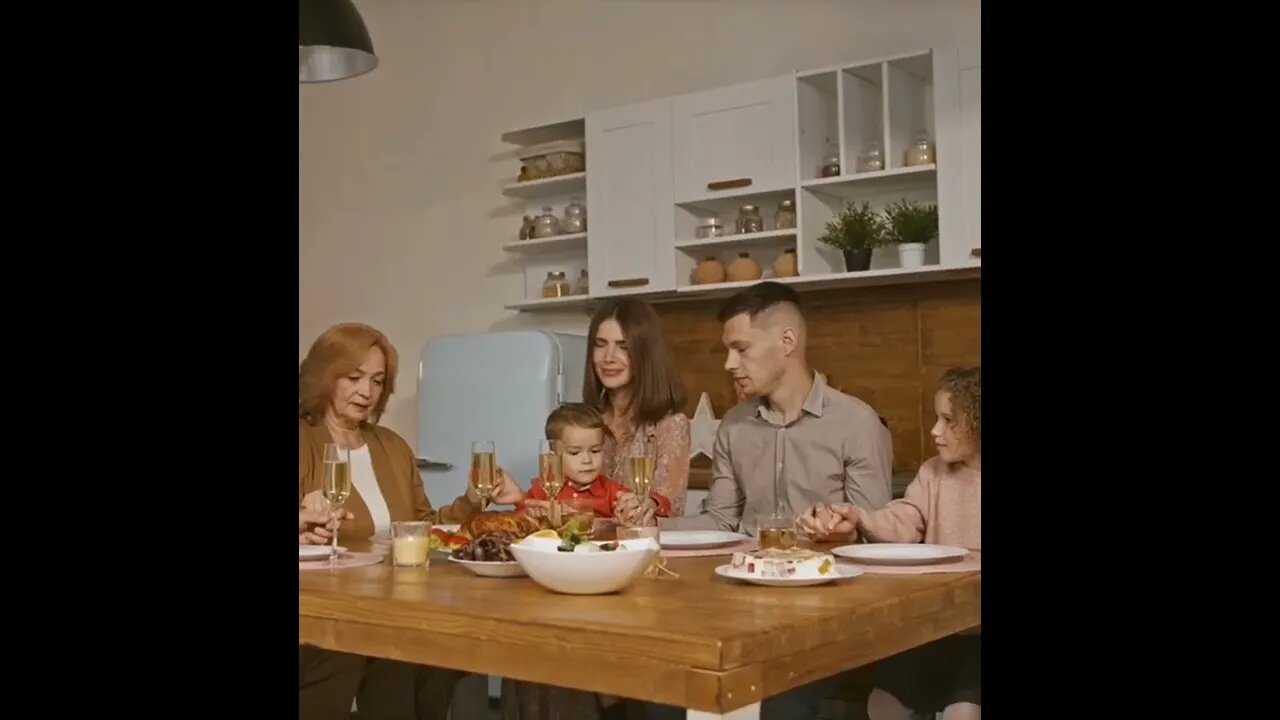 Thanksgiving 2022 | Family Praying #thanksgiving2022 #shorts #short #food #eating 55 Seconds #3