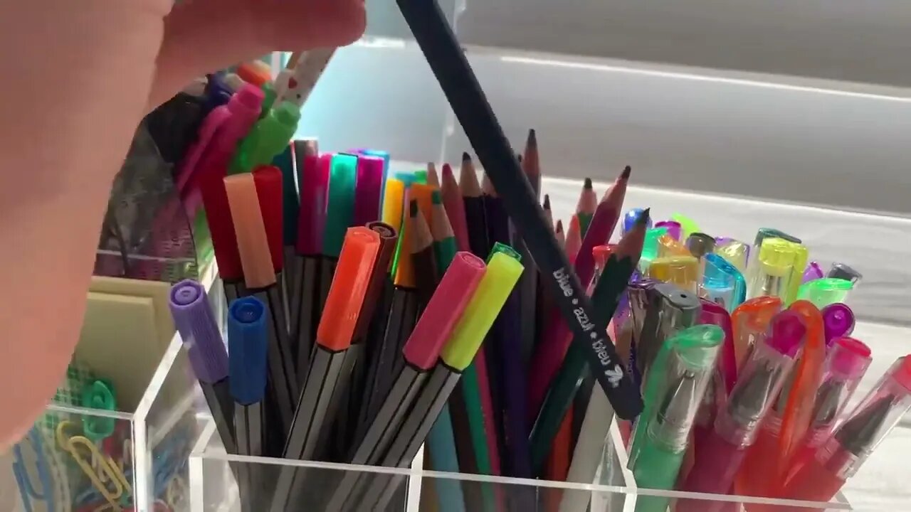 WHAT'S IN MY DESK?? - How I Organize My Desk for School | Stationary-6