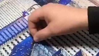 Jovem destrói puzzle de duas mil peças sem remorsos