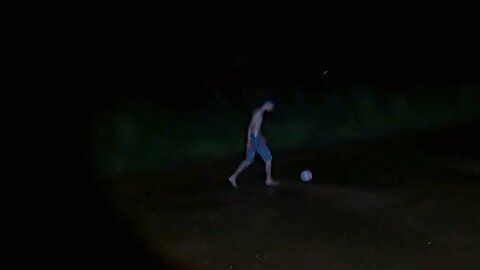 GAROTO JOGA BOLA NO LOCAL QUE FOI MORTO AS 01:00 DA MANHÃ
