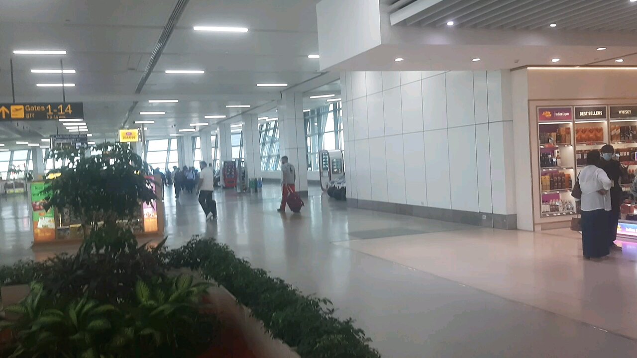 nomadic travelling through delhi airport