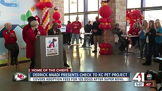 Derrick Nnadi presents check to KC Pet Project