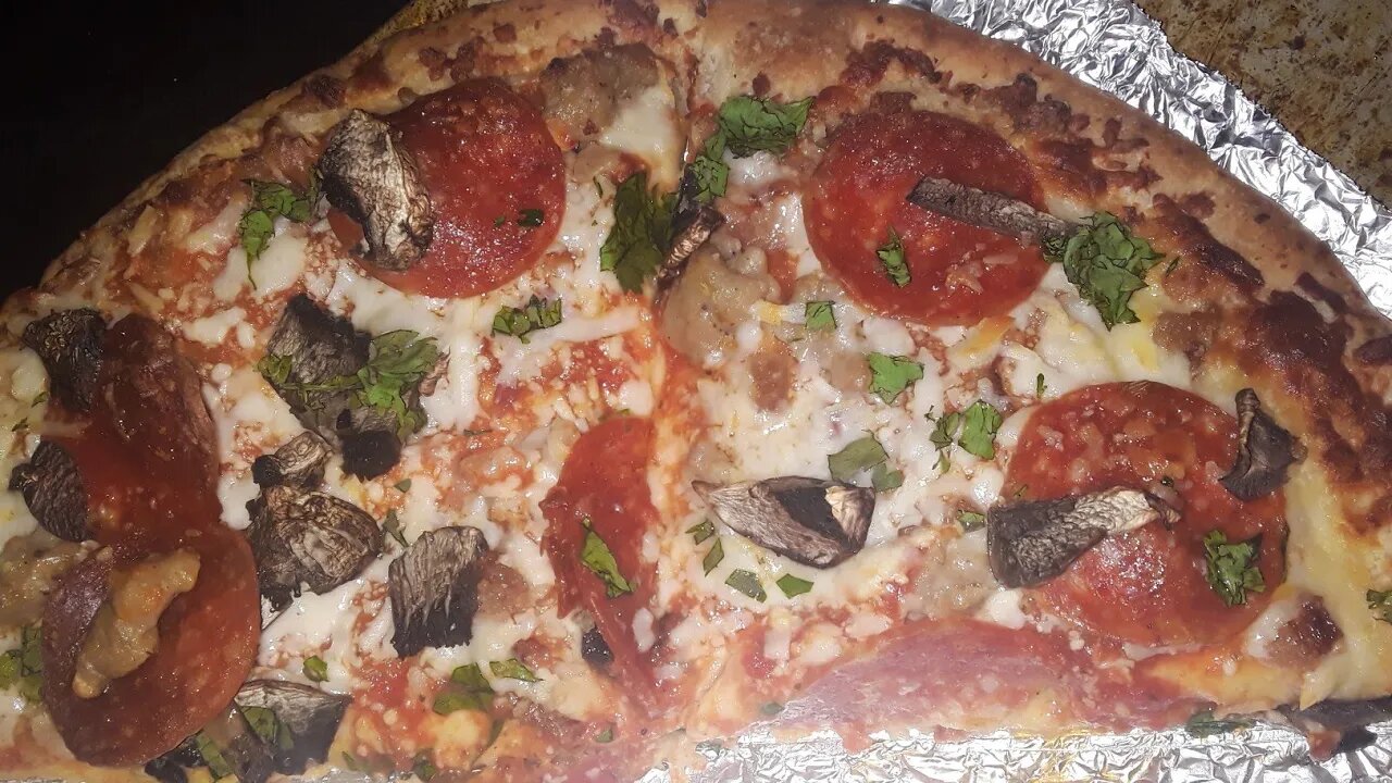 7 simple steps to this off brand frozen pizza 🍕🇺🇸