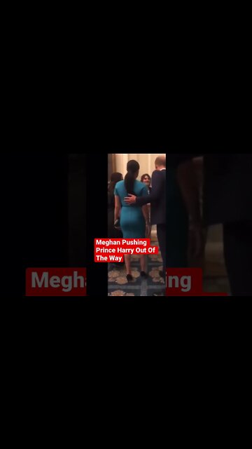 Megan Markle pushing Prince Harry out of the way #shorts #MeghanMarkle #PrinceHarry #royalfamily ￼