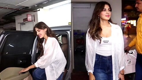 Sushant Singh Rajput GF Rhea Chakraborty Snapped at Mumbai Airport 😍🔥📸✈️