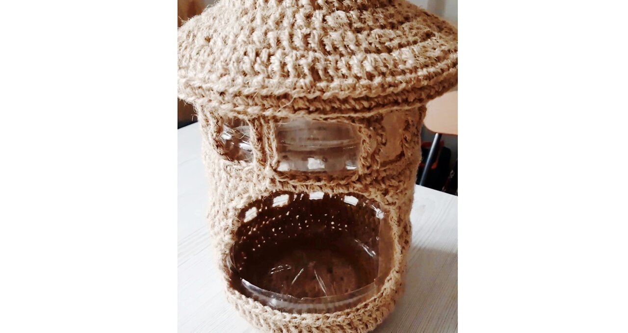 Bird feeder crocheted from jute thread. Video № 1