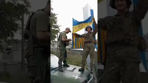 Ukrainian Forces Raising Their Flag At The Entrance Of Lyman #shorts