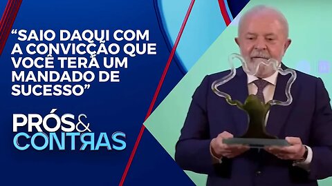 Homenagem a Lula na prefeitura de Montevidéu | PRÓS E CONTRAS