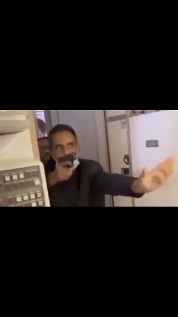 Air marshal FORCED TO DRAW WEAPON after passengers attempt to enter cockpit
