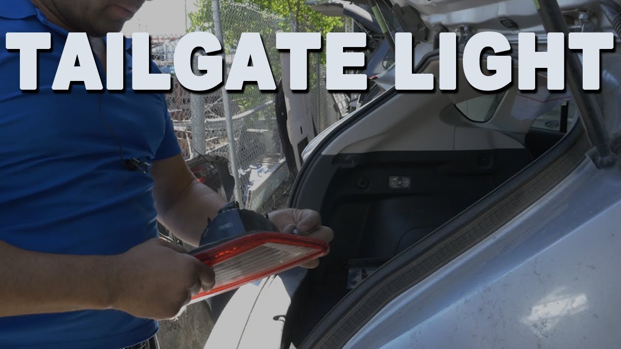 How to Remove a Tailgate Taillight - 2017 Subaru Impreza