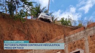 Acidente em T. Otoni: Motorista perde controle e veículo fica preso em toco .