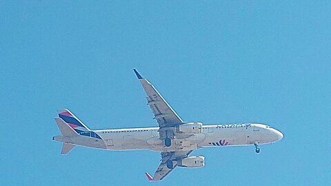 Airbus A320NEO PR-YRW vindo de Belém e Airbus A321 PT-MXJ vindo de Manaus