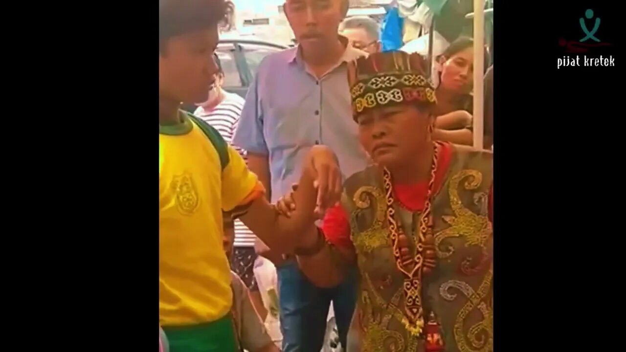 Pengobatan Ibu Ida Dayak, lengan patah jatuh dari pagar seskolah langsung sembuh ditangani Ibu Ida
