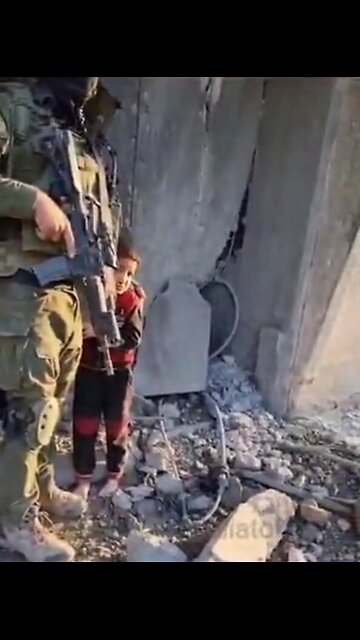 FDI protegiendo a un niño israeli en Gaza