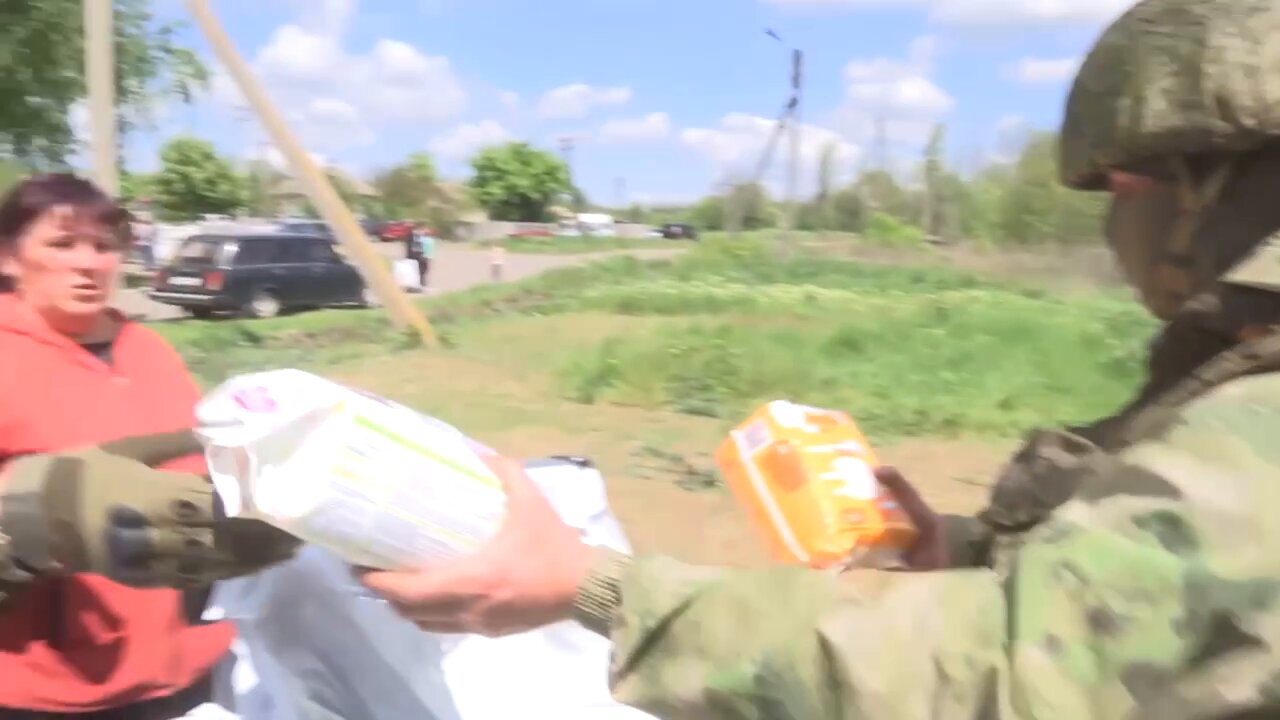 Russian servicemen deliver humanitarian aid to one of the settlements in the liberated LPR territory