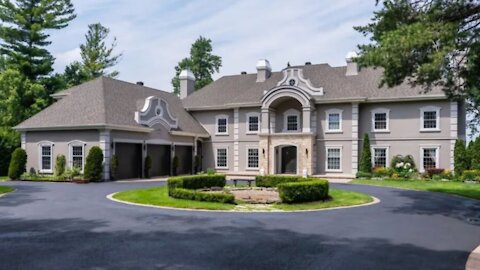 Cette maison de 5,5 M$ au bord de l'eau près de Montréal est digne d’un château de Disney