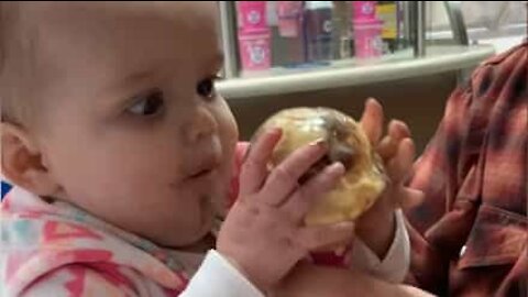 Personne n'empêchera ce bébé de finir sa glace, toute sa glace!