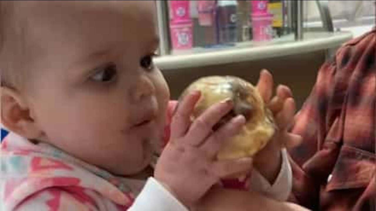 Personne n'empêchera ce bébé de finir sa glace, toute sa glace!