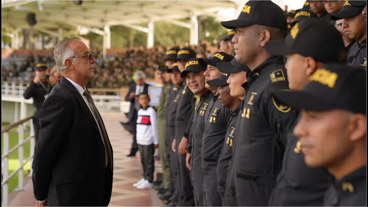 🎥Palabras del MinDefensa Iván Velásquez, Ceremonia condecoración personal de la Policía y Ejército👇