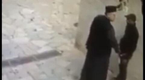 Μοναχός αυνανίζει Πακιστανό