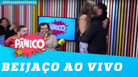 Leticia Birkheuer dá beijo AO VIVAÇO em Daniel Zukerman