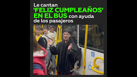 Cantan ‘Feliz cumpleaños’ en un bus a una pasajera
