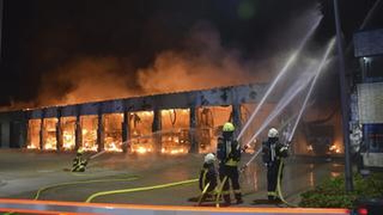 Electric Fire truck spontaneously combusts and burns down fire station - Germany