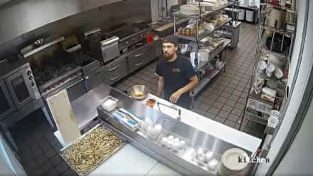 Câmara de segurança capta momento constrangedor de cozinheiro