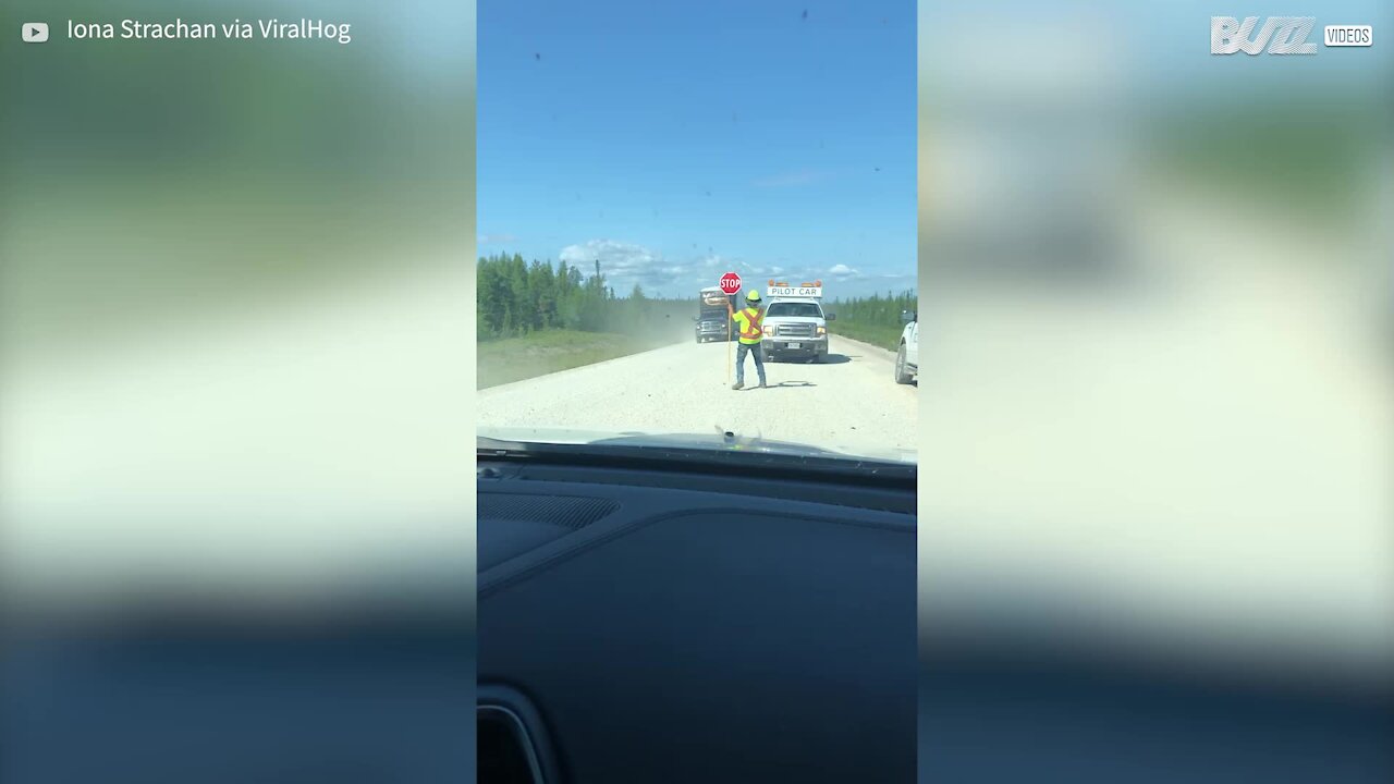 Ce jeune homme danse pour les automobilistes pendant qu'il fait la circulation