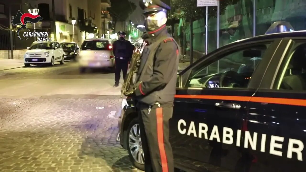 Ercolano, mazzette per coprire gli abusi edilizi: arrestato dirigente dei vigili urbani e complice