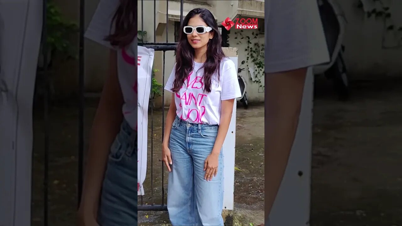 'Piche Toh Dekho' South Actress #MalavikaMohanan at salon 💖📸