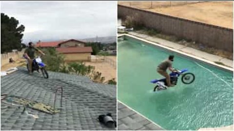 Salta dal tetto e si tuffa in piscina... con la moto!