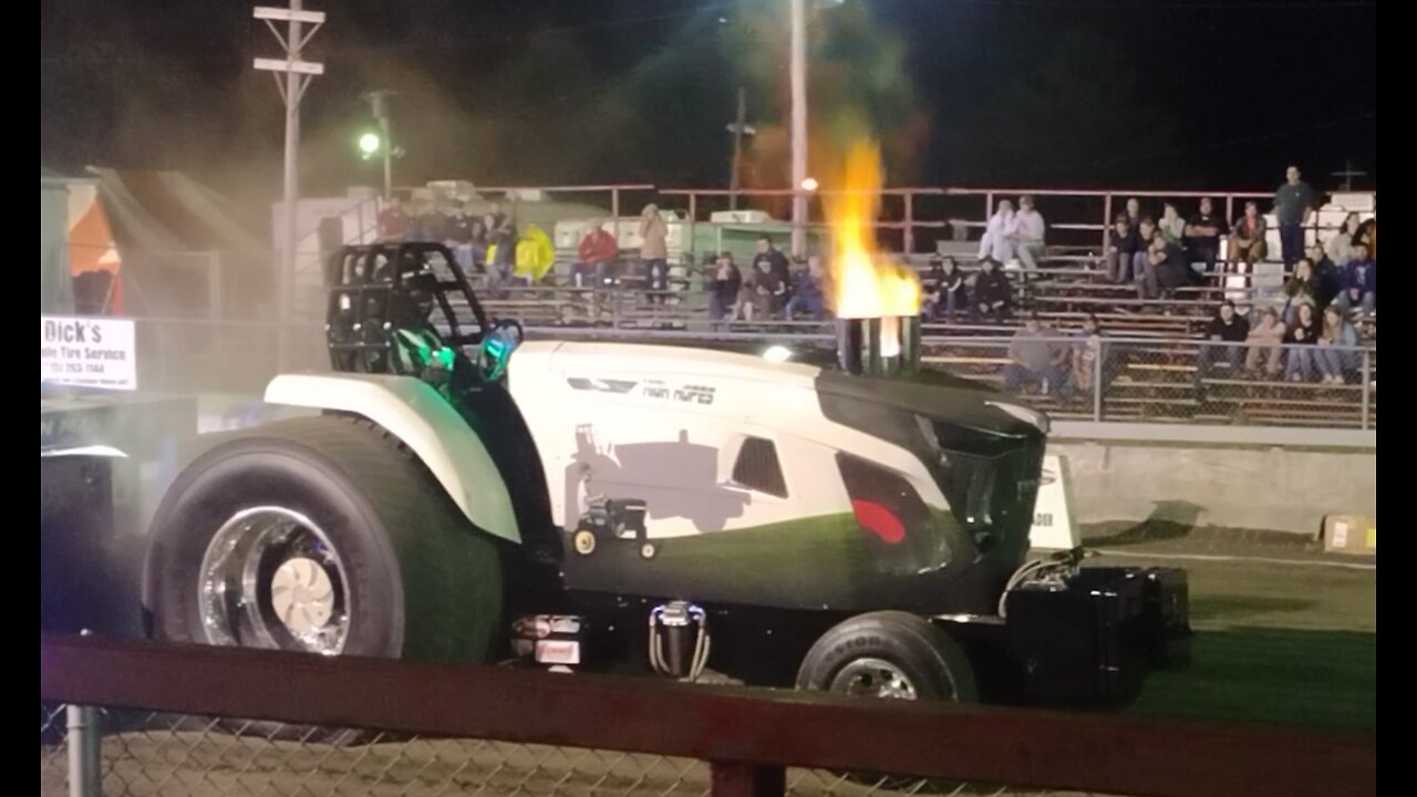 Tractor Pulls Super Stock winner 'High Hopes'